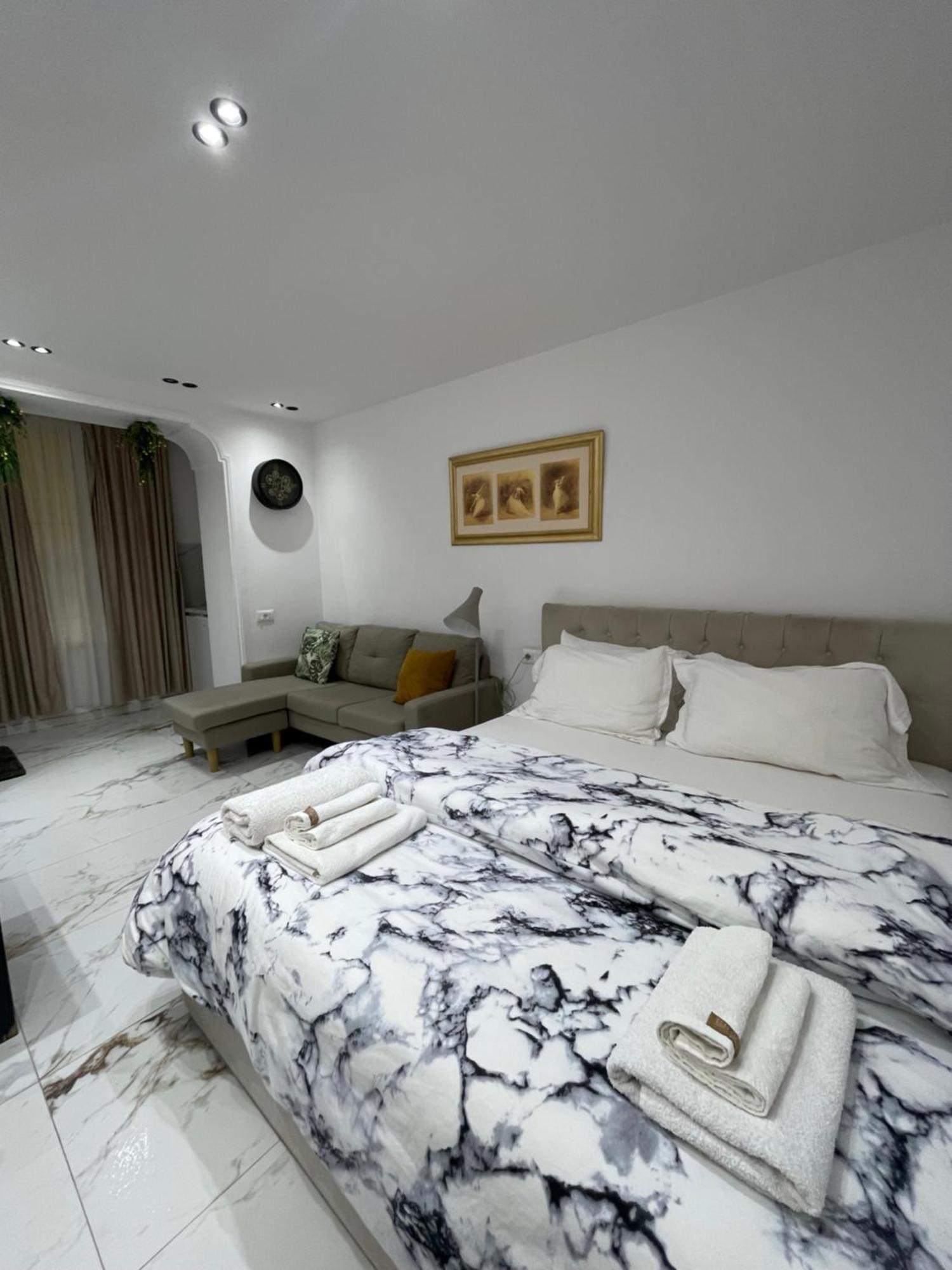 Midnight Apartments Тирана Экстерьер фото